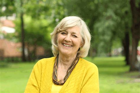 elle goodman|Ellen Goodman 'blended the public and the personal' .